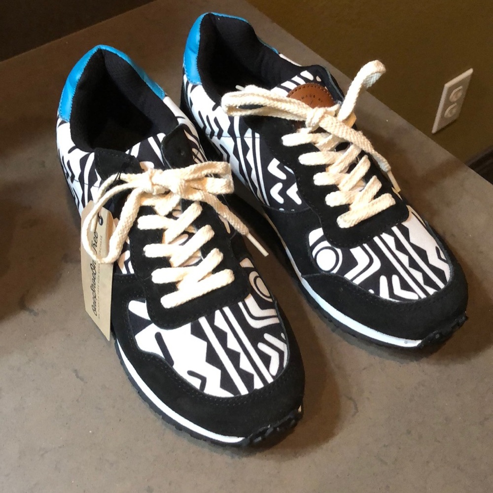 Inkkas woman size 8 sneakers